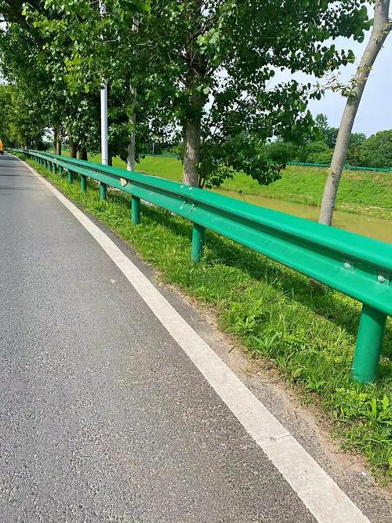 波形护栏：道路交通安全的隐形守护者