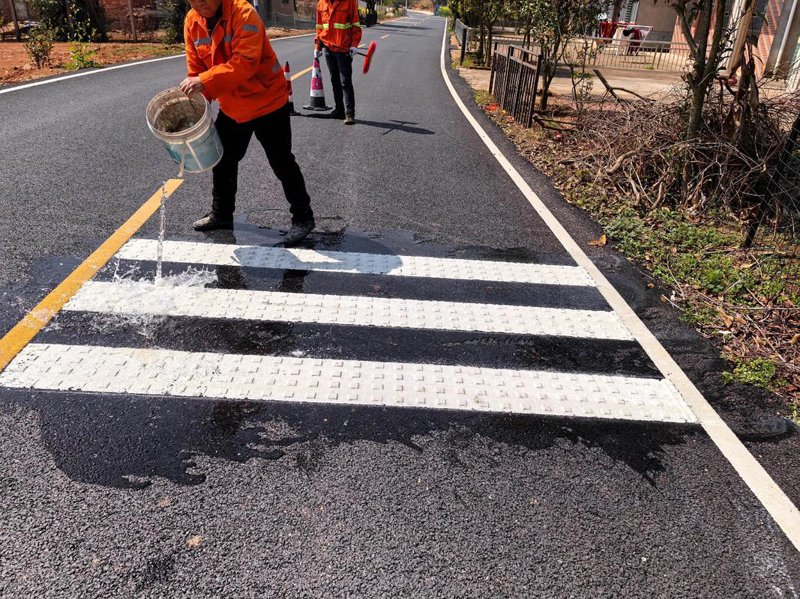 高速公路护栏：守护安全的最后一道防线